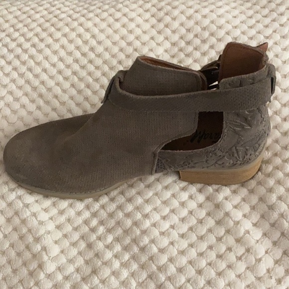 Tara M Keegan ankle boot in Taupe Never Worn - Picture 3 of 4